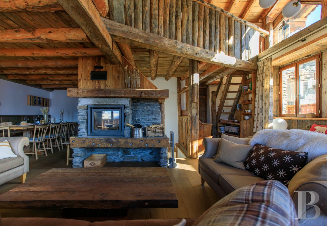 En Savoie, dans un hameau de la vallée de la Tarentaise, un grand chalet traditionnel rénové avec soin - photo  n°14